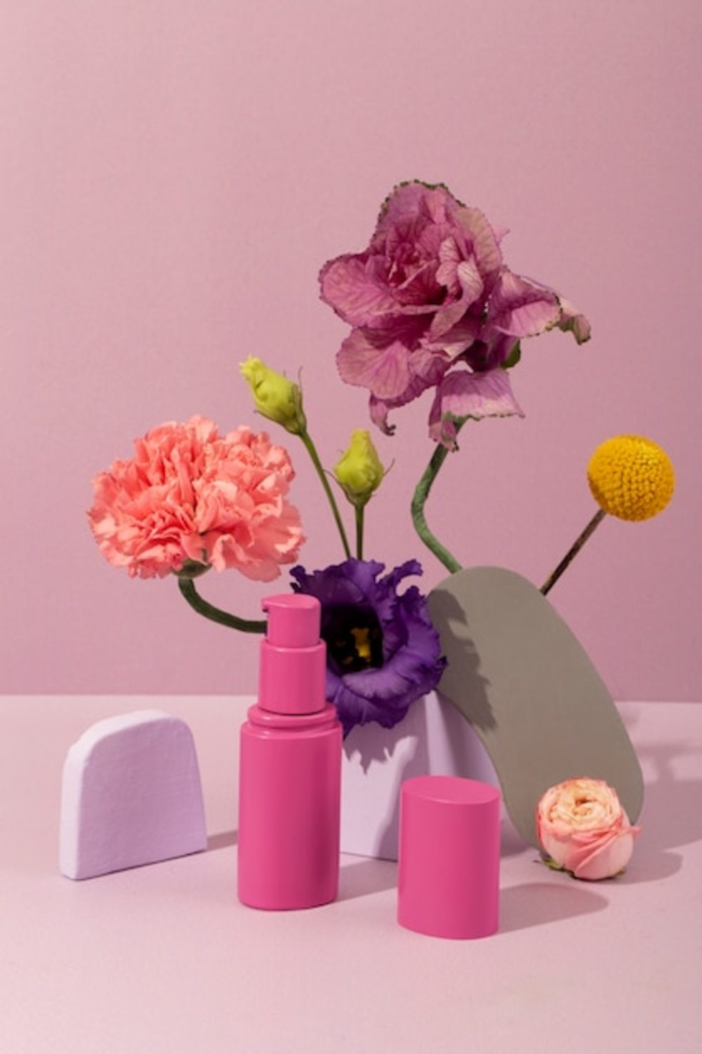 粉色化妆品容器和鲜花